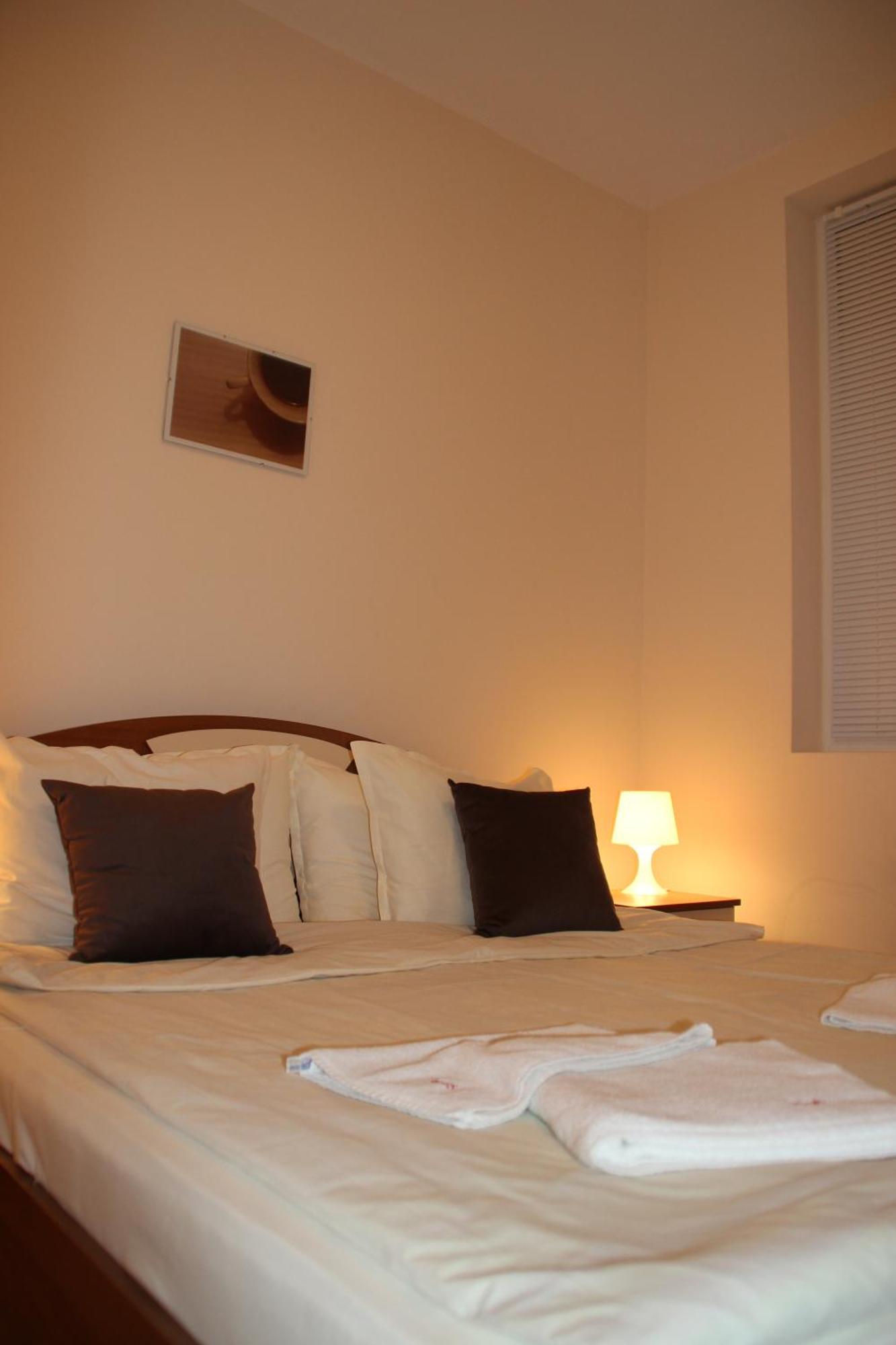 Charming One Bed Apartment 423 In Main Flora Building 보로베츠 외부 사진
