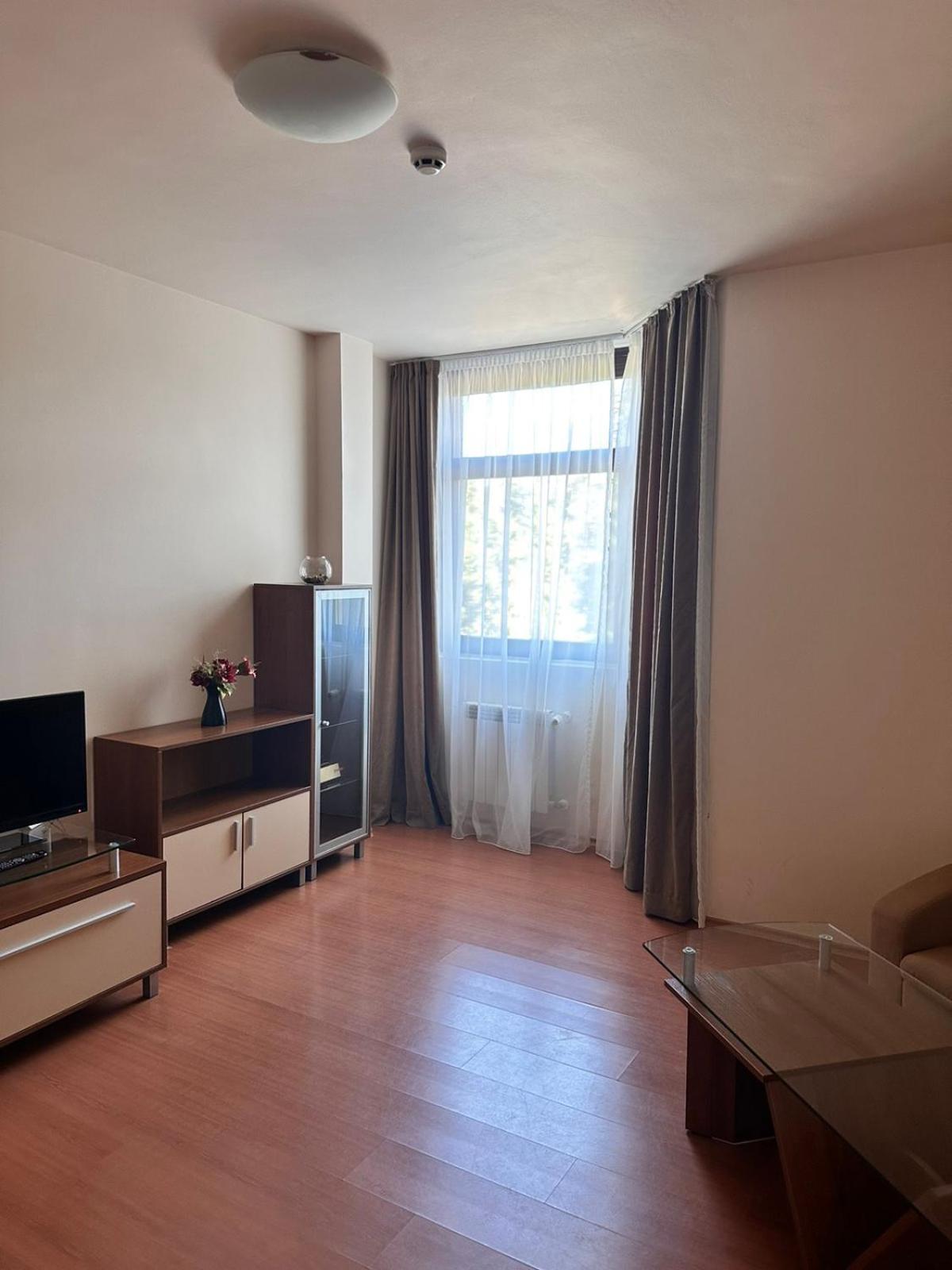 Charming One Bed Apartment 423 In Main Flora Building 보로베츠 외부 사진