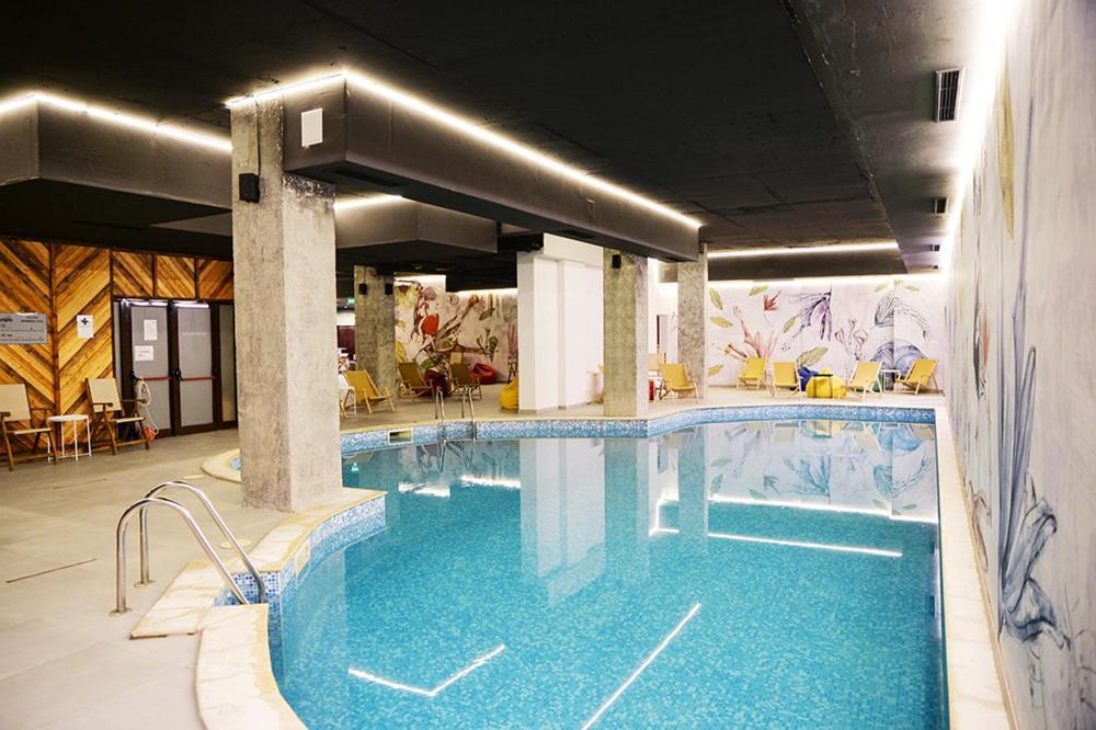 Charming One Bed Apartment 423 In Main Flora Building 보로베츠 외부 사진