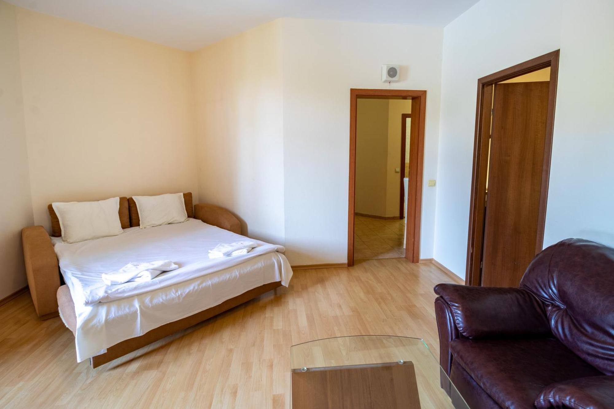 Charming One Bed Apartment 423 In Main Flora Building 보로베츠 외부 사진