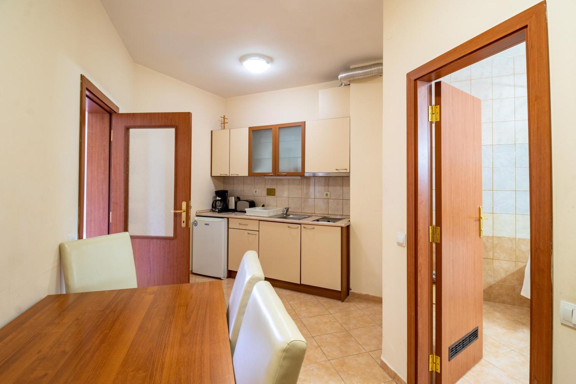 Charming One Bed Apartment 423 In Main Flora Building 보로베츠 외부 사진
