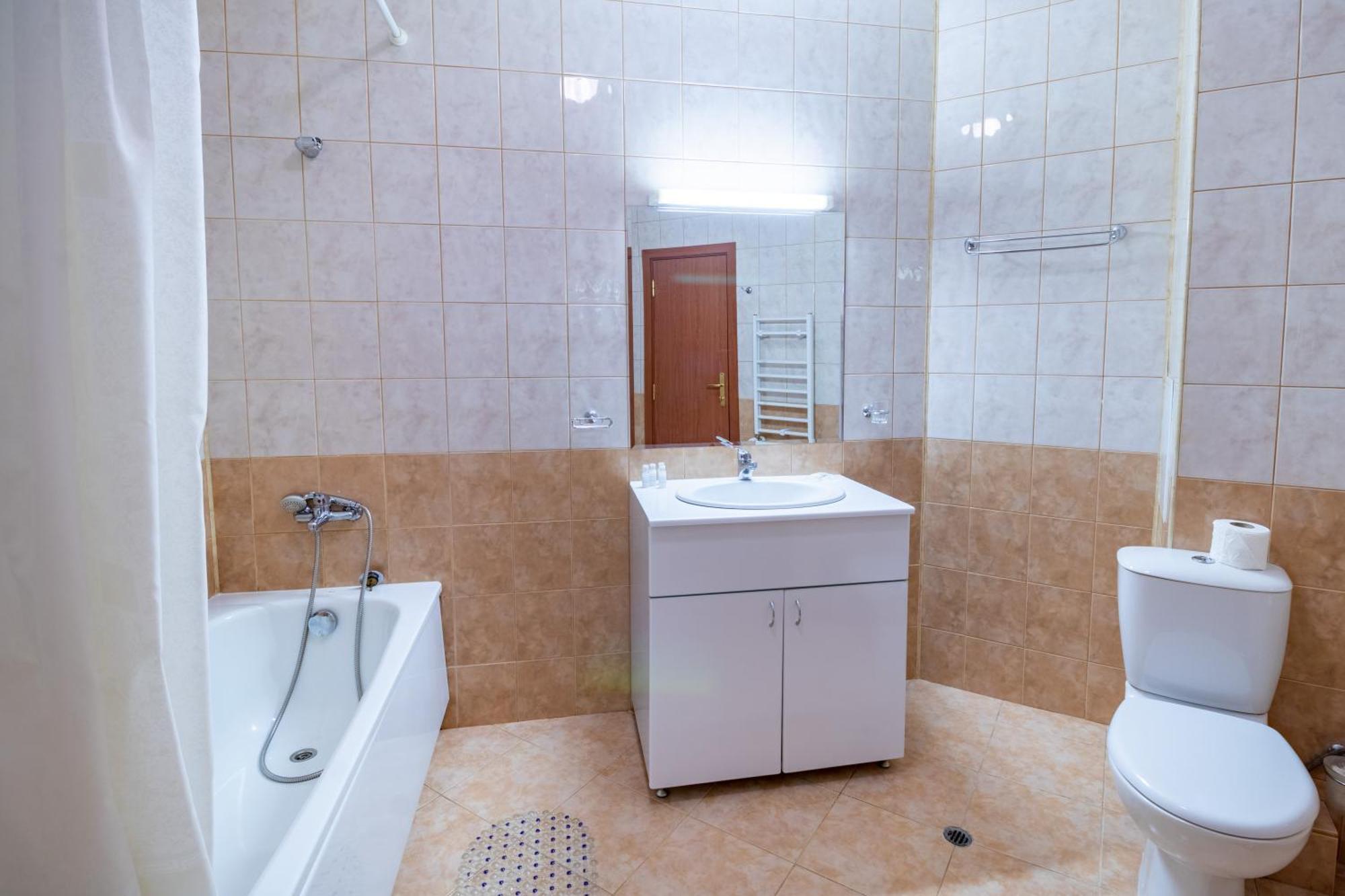 Charming One Bed Apartment 423 In Main Flora Building 보로베츠 외부 사진