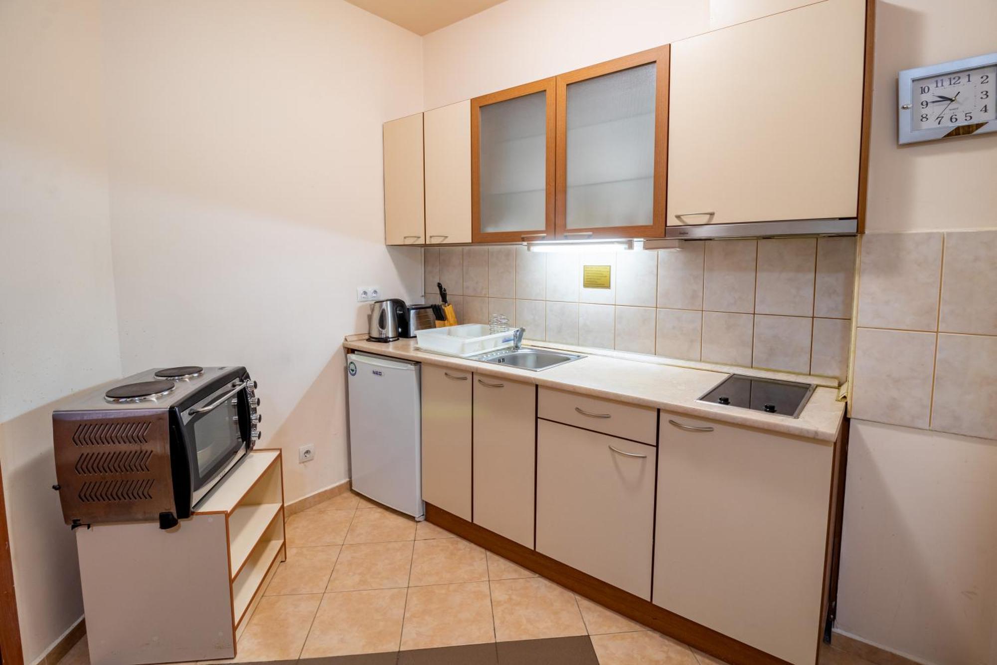 Charming One Bed Apartment 423 In Main Flora Building 보로베츠 외부 사진