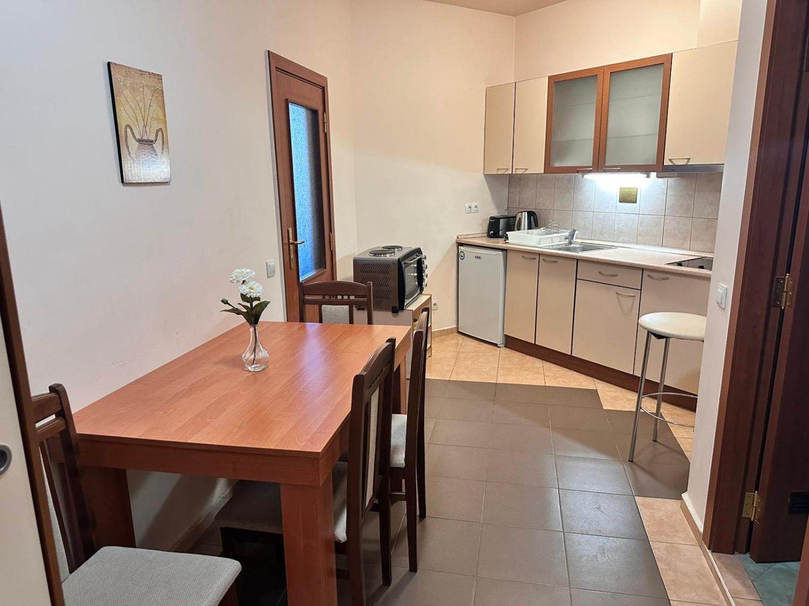 Charming One Bed Apartment 423 In Main Flora Building 보로베츠 외부 사진