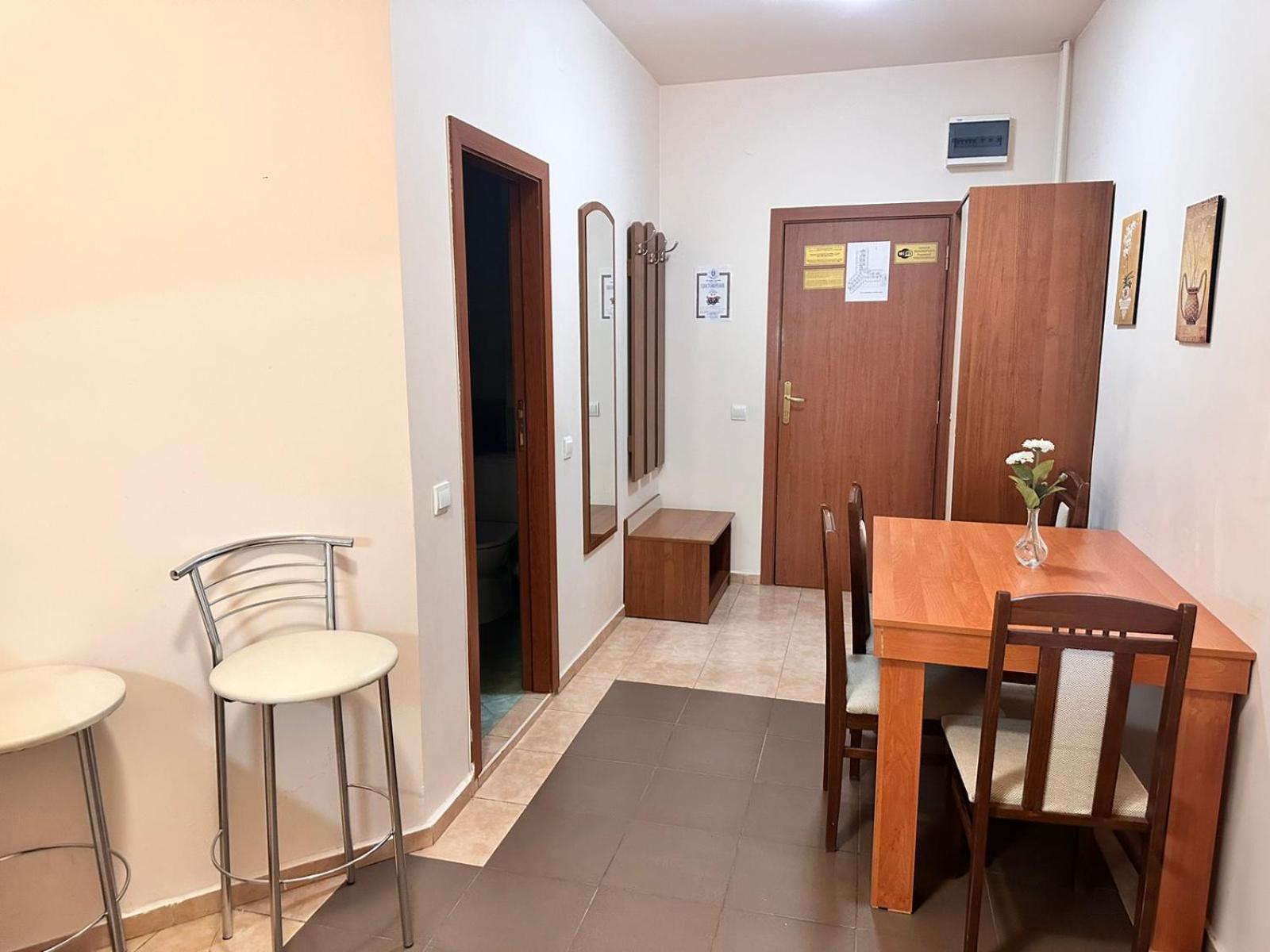Charming One Bed Apartment 423 In Main Flora Building 보로베츠 외부 사진