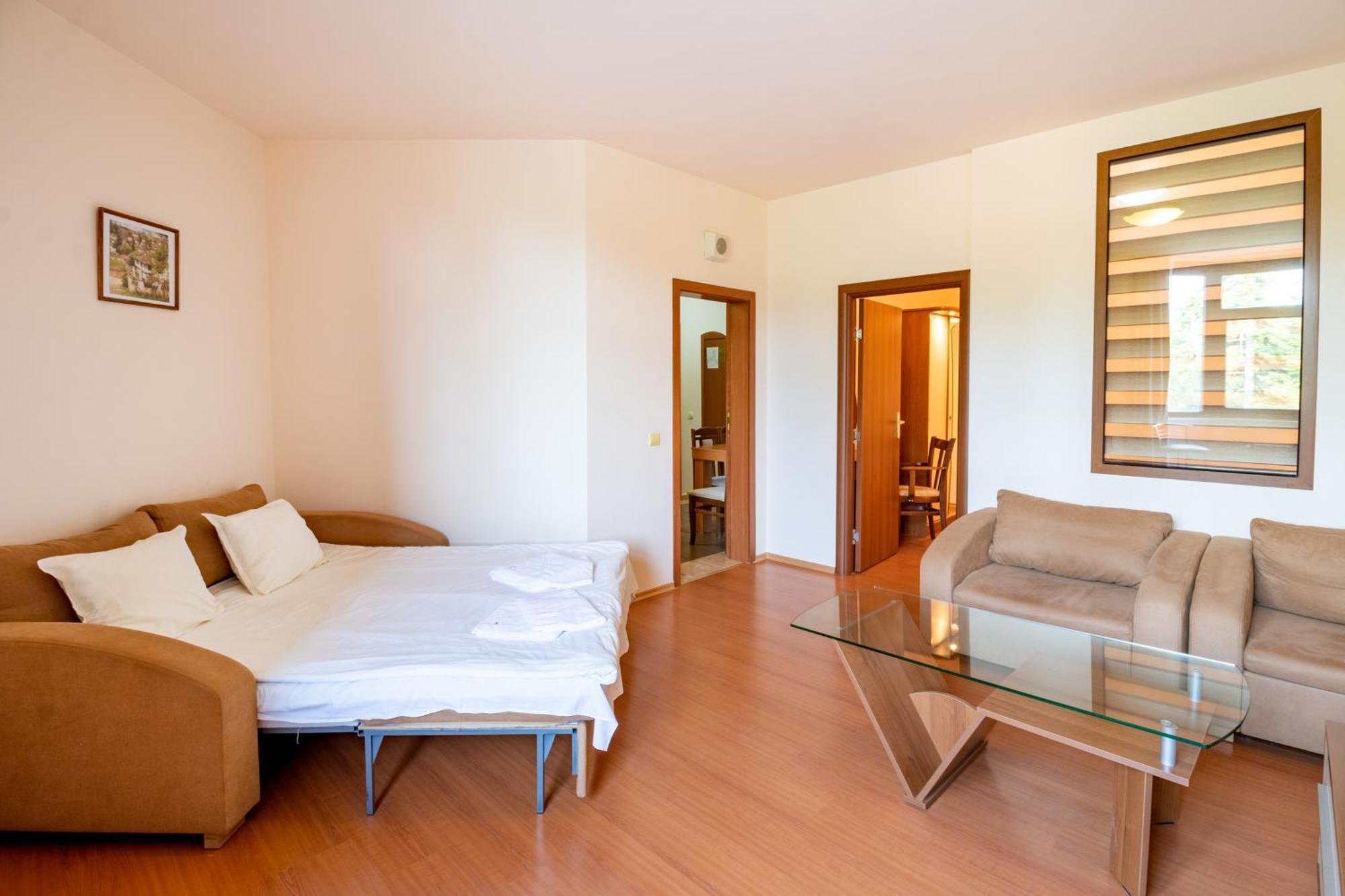 Charming One Bed Apartment 423 In Main Flora Building 보로베츠 외부 사진