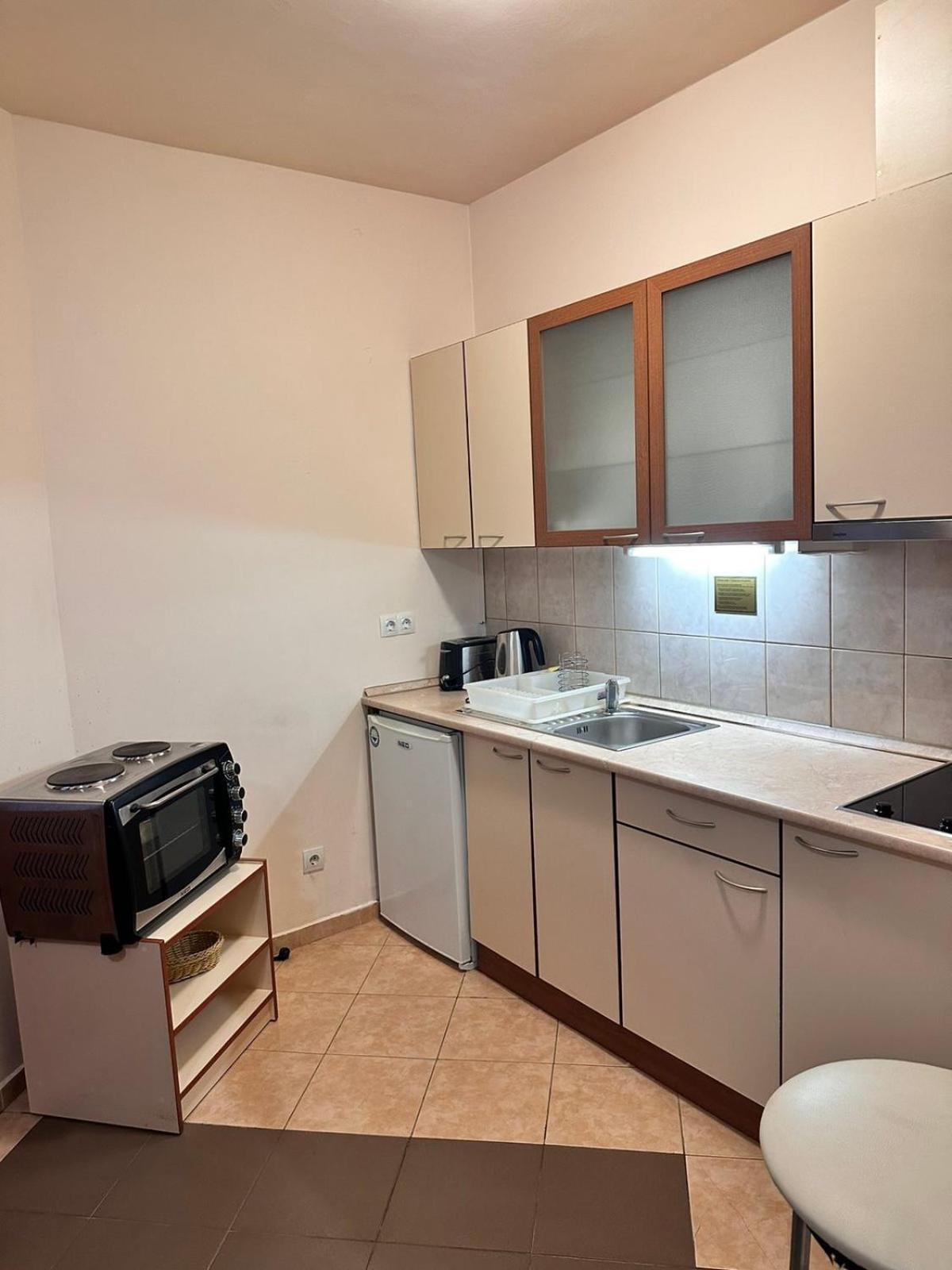 Charming One Bed Apartment 423 In Main Flora Building 보로베츠 외부 사진